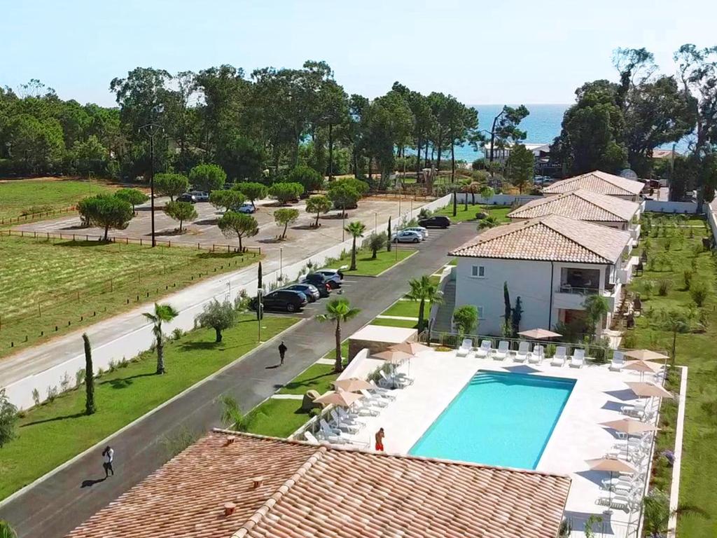 una vista aérea de un complejo con piscina en Apartment A Suara Linda-1 by Interhome, en Ghisonaccia