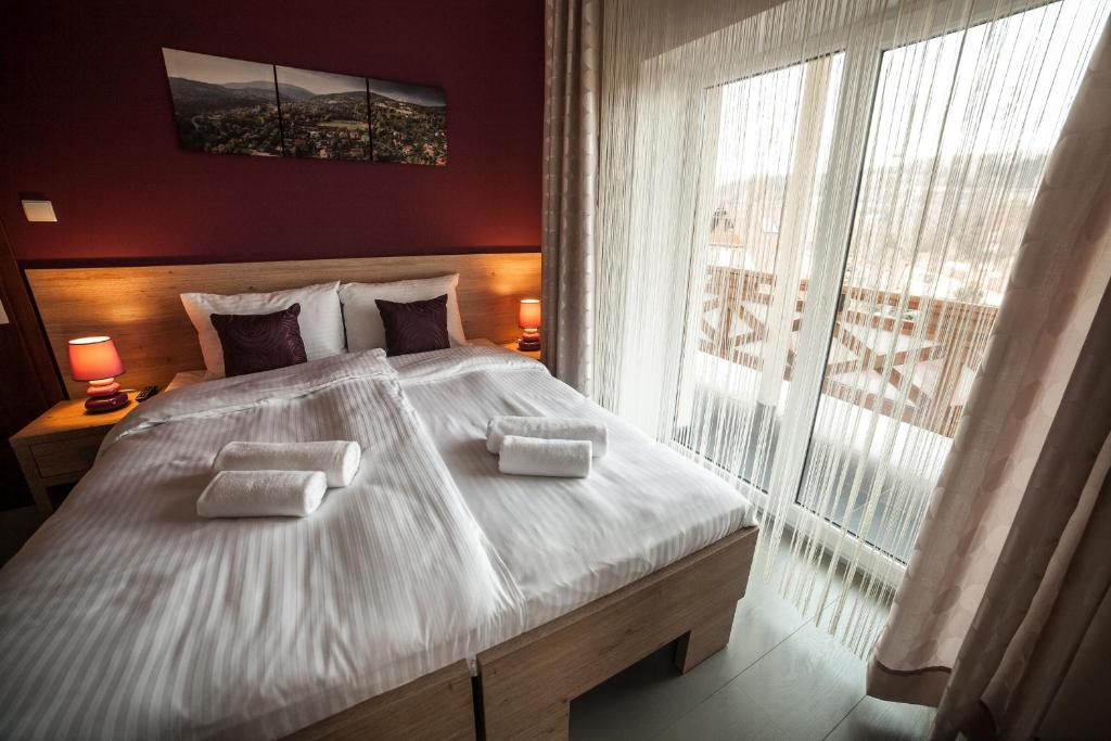 Posteľ alebo postele v izbe v ubytovaní Rezydencja Pod Ochorowiczówką B&B
