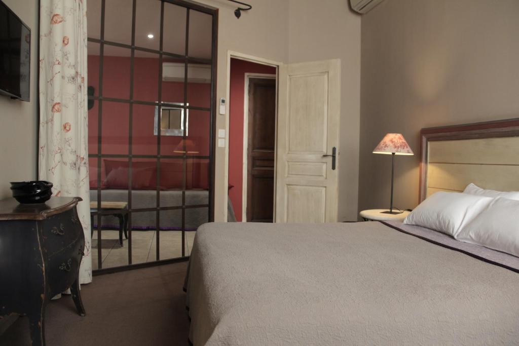 Postel nebo postele na pokoji v ubytování Hôtel Amphithéâtre