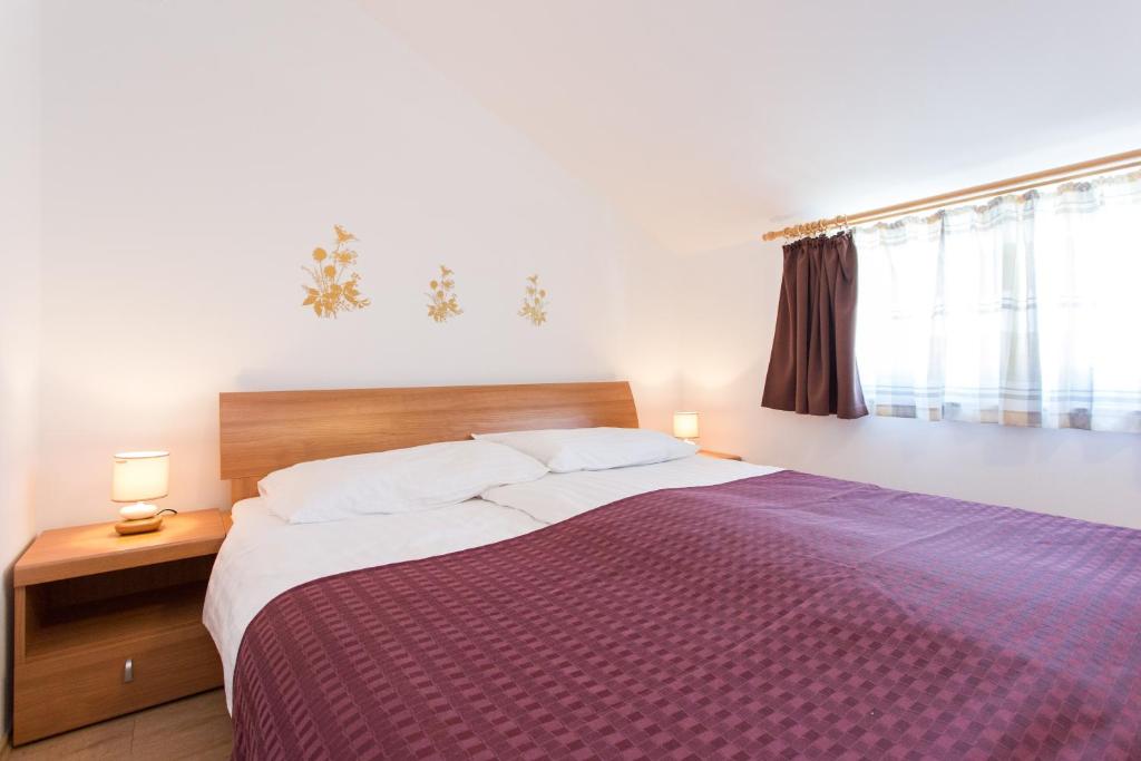 Posteľ alebo postele v izbe v ubytovaní Apartments with pool Ivana Krk
