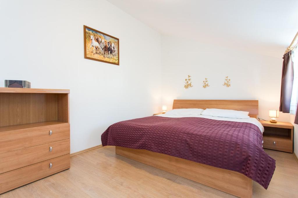Posteľ alebo postele v izbe v ubytovaní Apartments with pool Ivana Krk