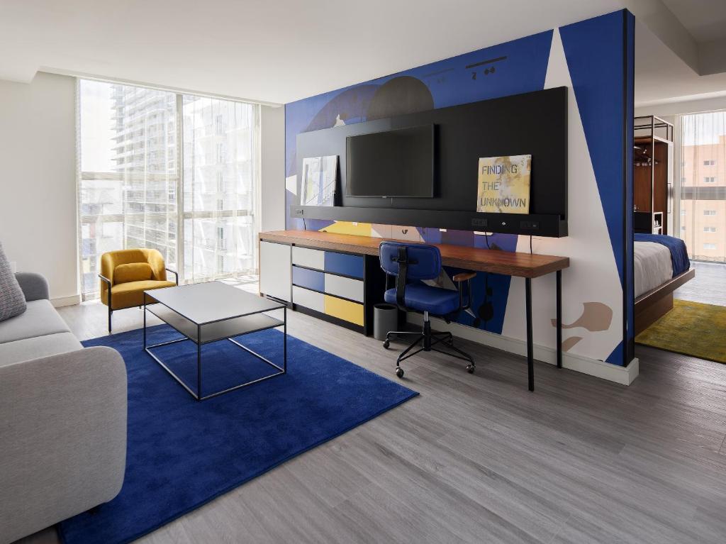 TV a/nebo společenská místnost v ubytování Hotel Indigo Miami Brickell by IHG