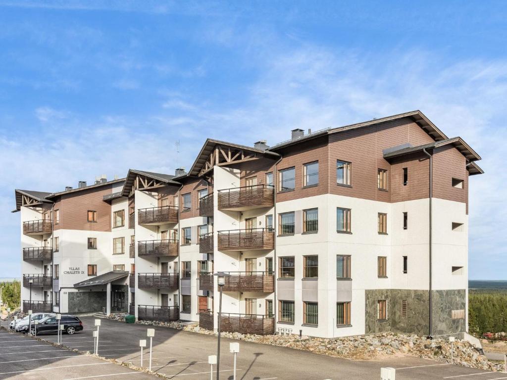 un immeuble d'appartements avec balcon et parking dans l'établissement Holiday Home Nordic chalet 9201 by Interhome, à Ylläsjärvi