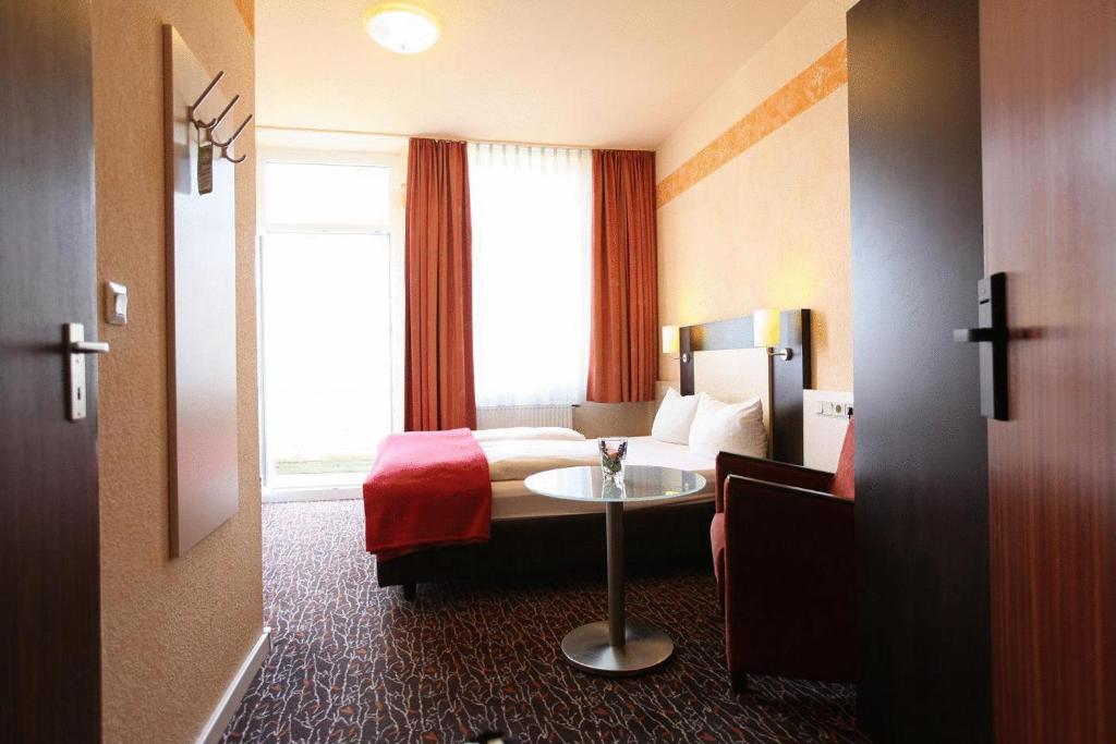 Postel nebo postele na pokoji v ubytování Adesso Hotel Kassel -pay at property on arrival- Ihr Automatenhotel in Kassel