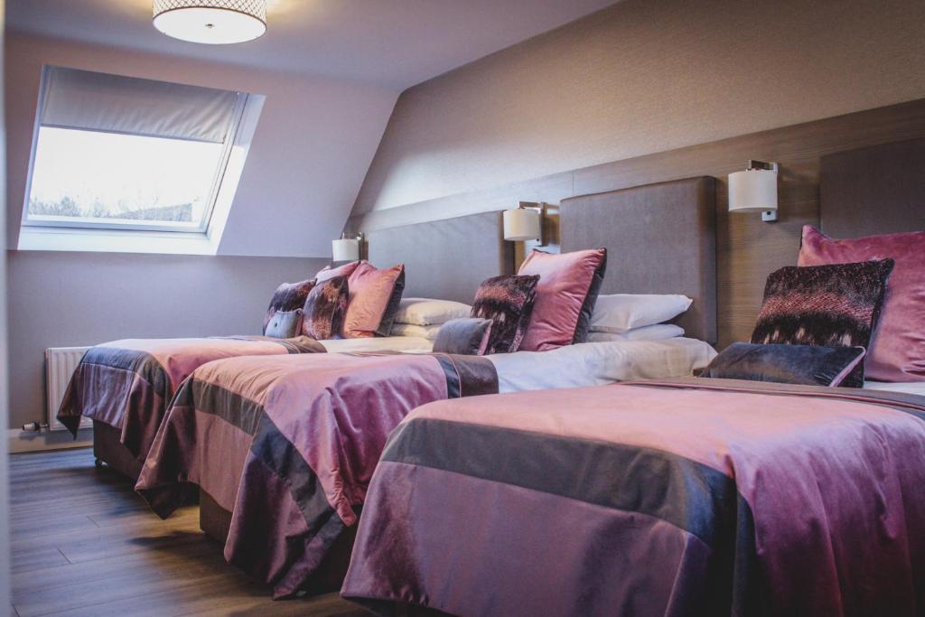 Postel nebo postele na pokoji v ubytování Barr Na Sraide Inn