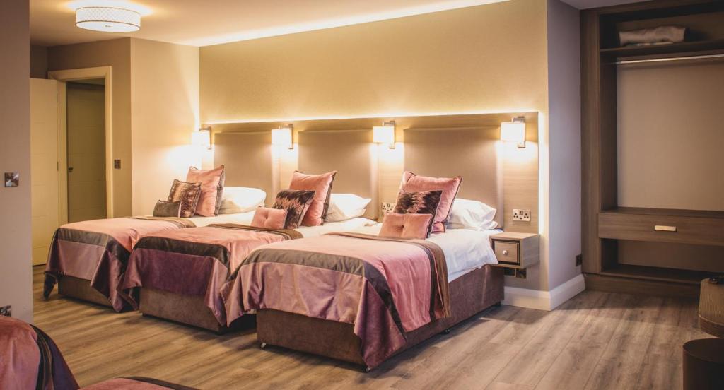 Postel nebo postele na pokoji v ubytování Barr Na Sraide Inn