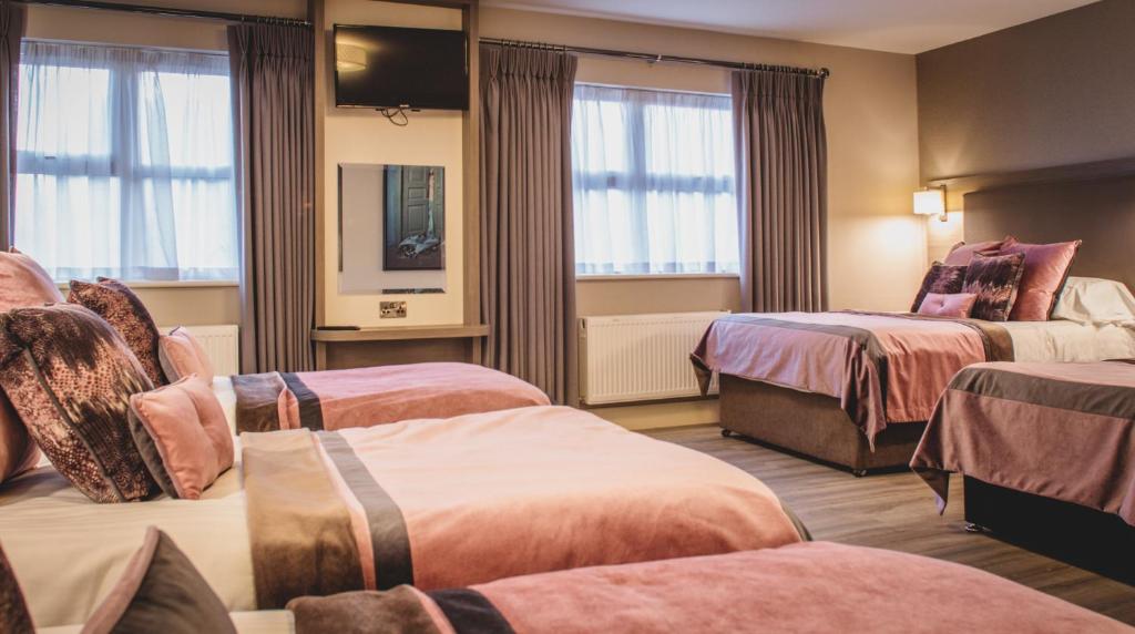 Postel nebo postele na pokoji v ubytování Barr Na Sraide Inn