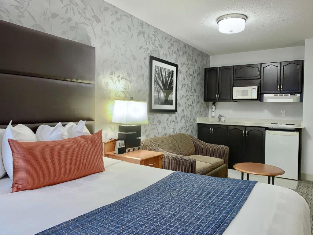 Postel nebo postele na pokoji v ubytování Best Western Plus Regency Inn and Conference Centre