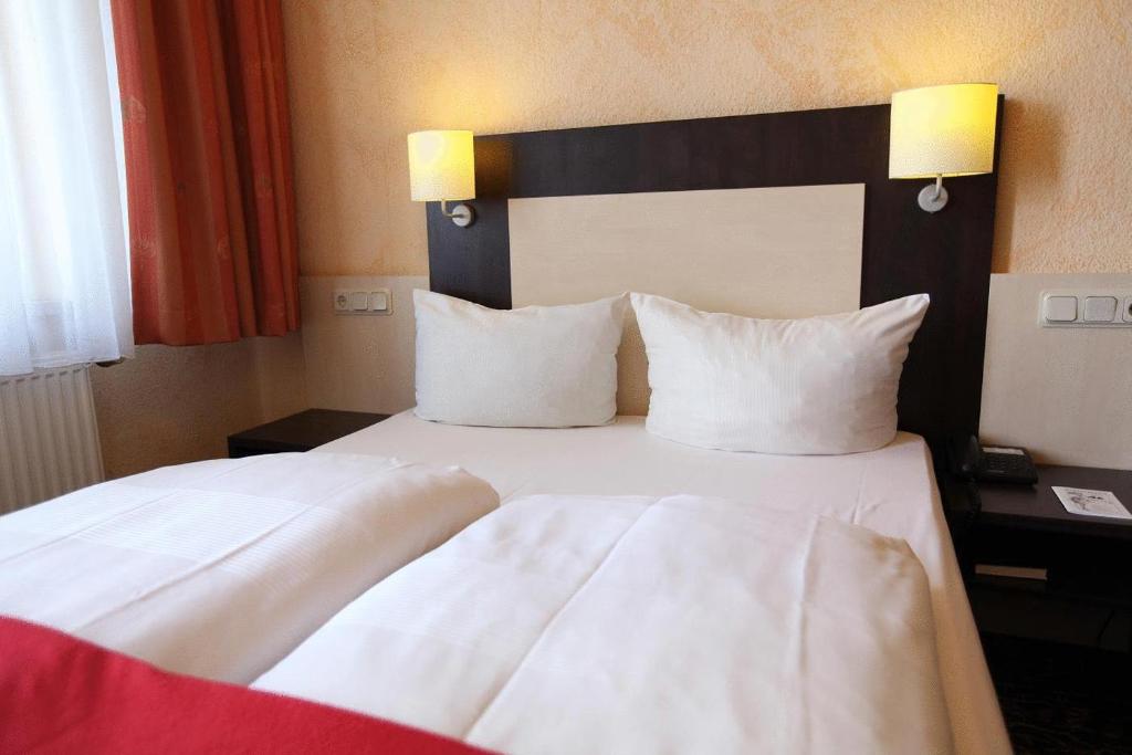 Postel nebo postele na pokoji v ubytování Adesso Hotel Kassel -pay at property on arrival- Ihr Automatenhotel in Kassel