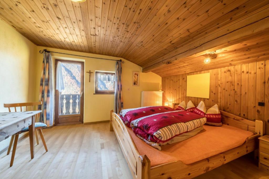 una camera da letto con letto in una camera in legno di Untervernatsch Fewo Enzian a Senales
