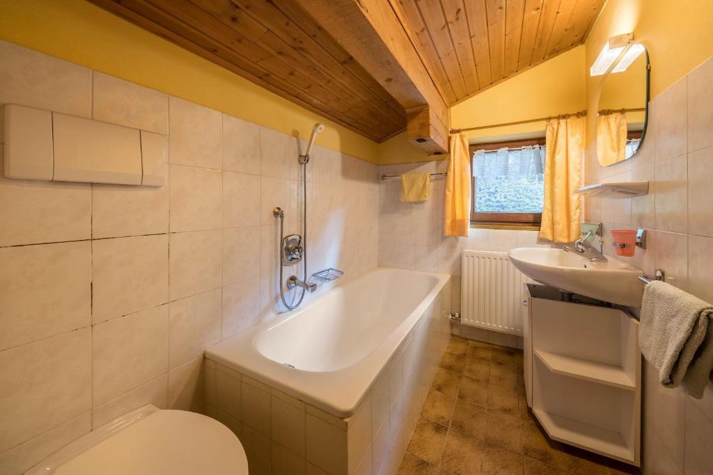 Koupelna v ubytování Untervernatsch Fewo Enzian