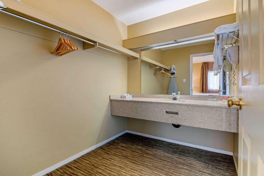 Koupelna v ubytování Econo Lodge Inn & Suites