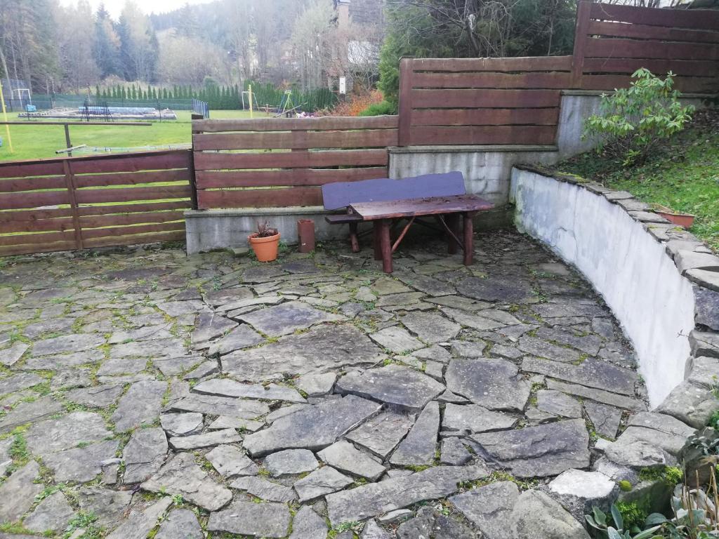 Vonkajšia záhrada v ubytovaní Apartament nad Gorczańskim Strumieniem