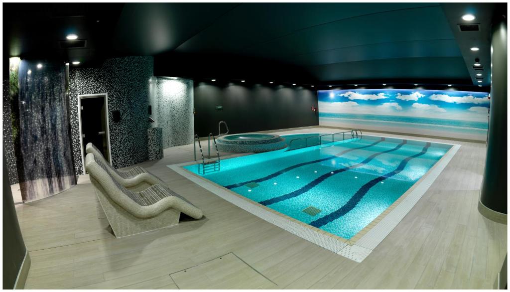 uma grande piscina num grande quarto com em Crowne Plaza Nottingham, an IHG Hotel em Nottingham