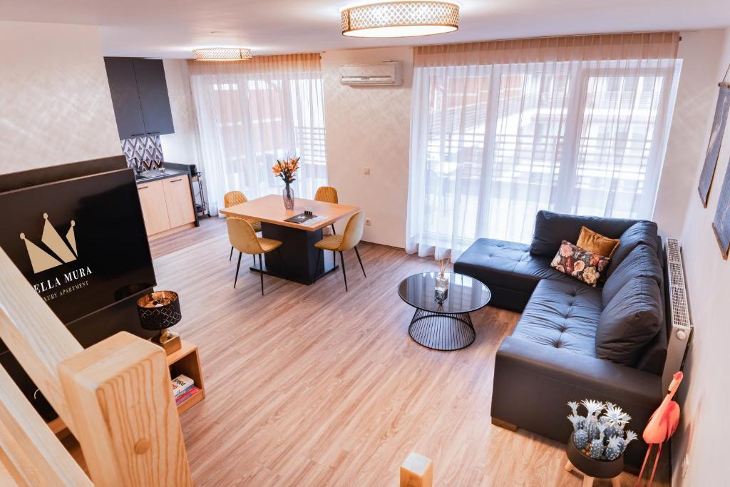 摩拉瓦托普利采的住宿－Bella Mura Golden Apartment，客厅配有沙发和桌子