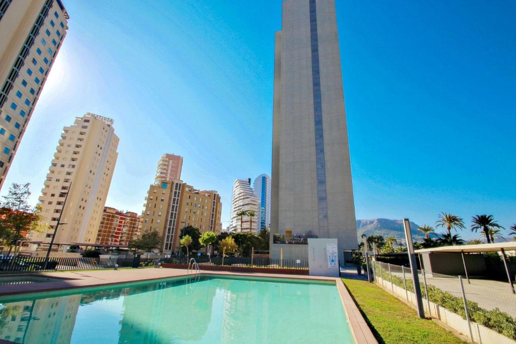 カルプにあるAgueda - sea view apartment in Calpeの高層ビルのある街のスイミングプール
