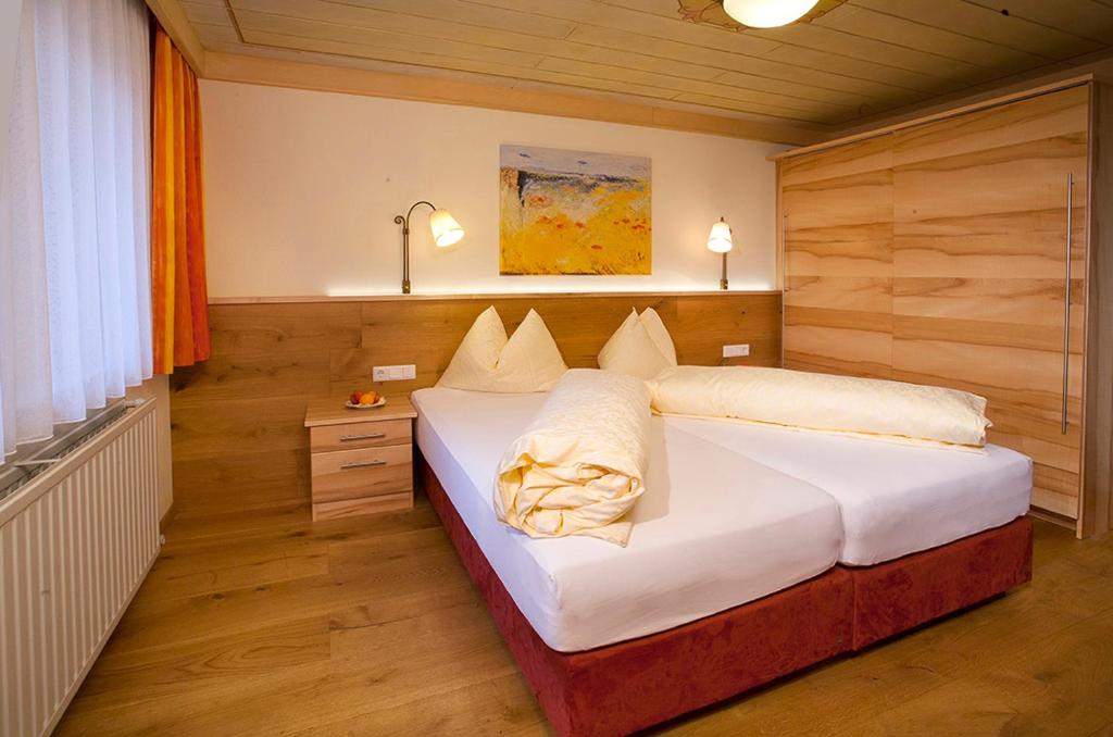 Postel nebo postele na pokoji v ubytování Alpenhof