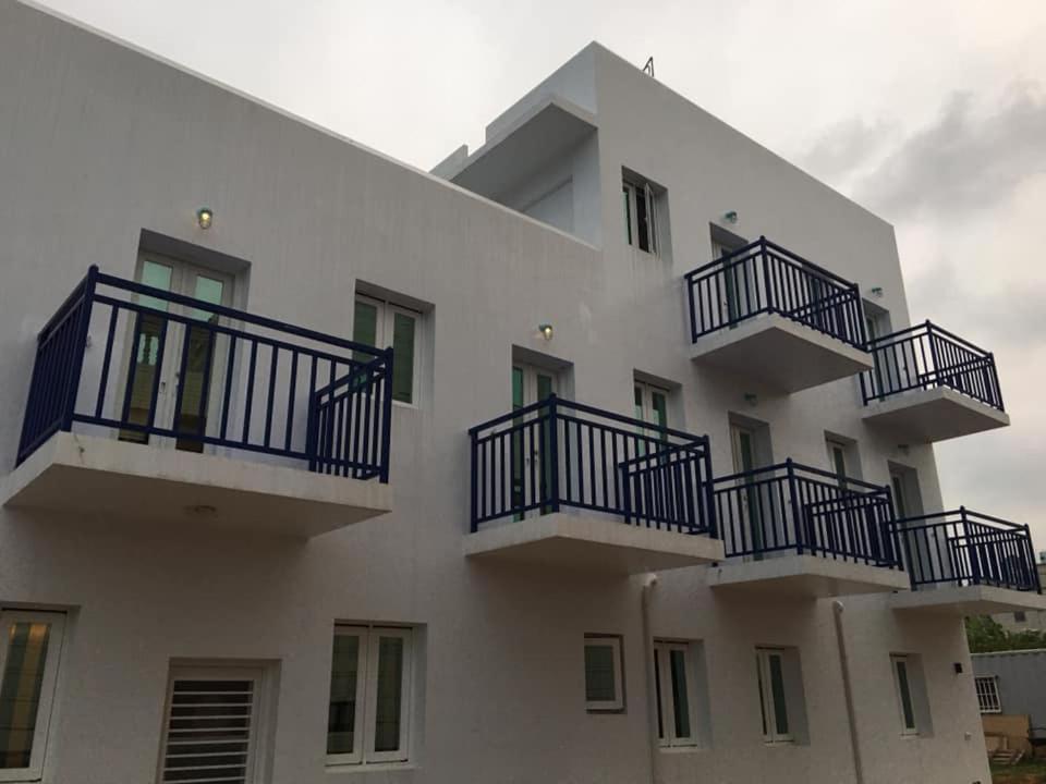 un edificio bianco con balconi blu di Blue House a Jincheng