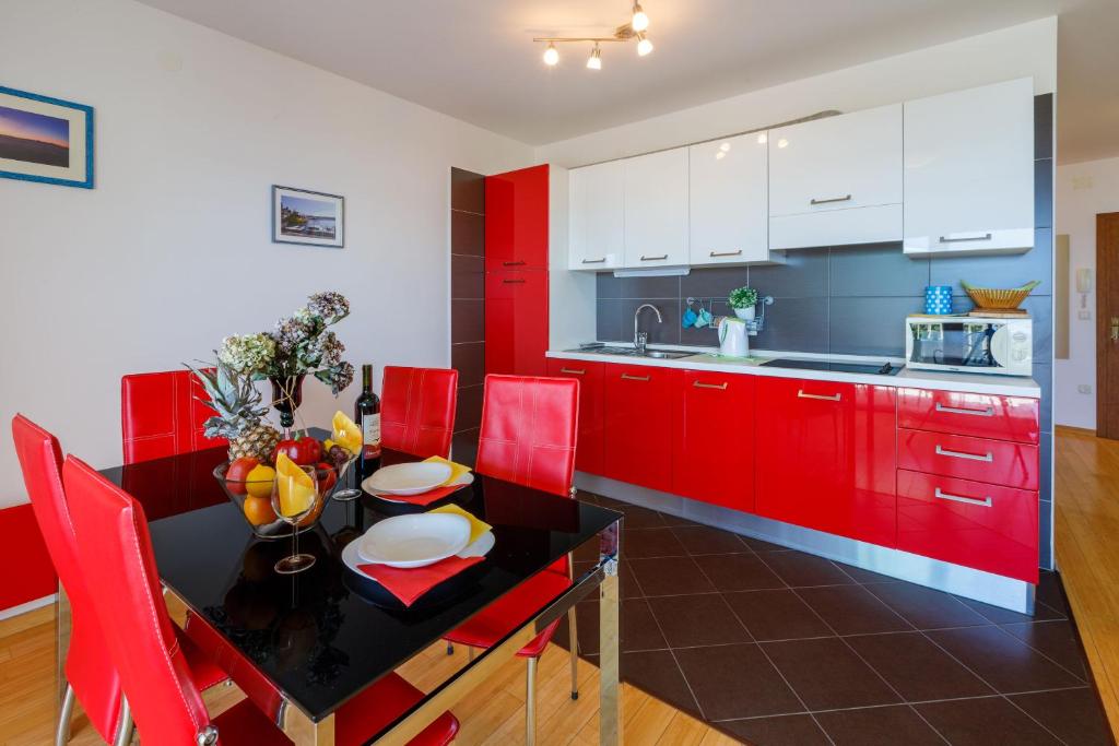 Kuchyň nebo kuchyňský kout v ubytování Apartments Robic