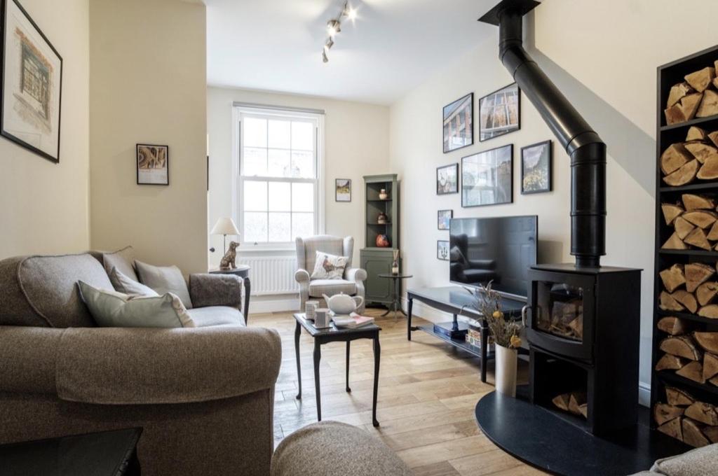 ein Wohnzimmer mit einem Sofa und einem Kamin in der Unterkunft 107 Nunnery Lane - a House of York holiday home in York