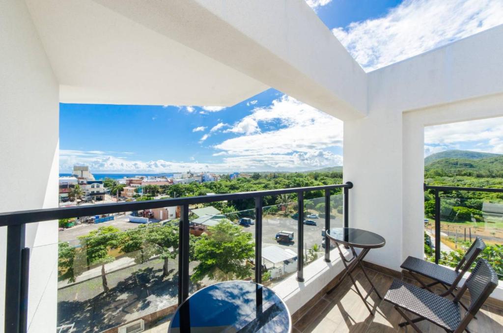 a balcony with a view of the ocean at 墾丁山風足跡 in Kenting