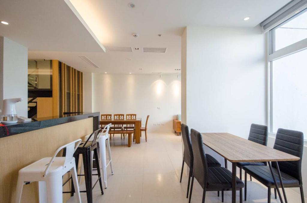 a dining room with a table and chairs at 墾丁山風足跡 in Kenting