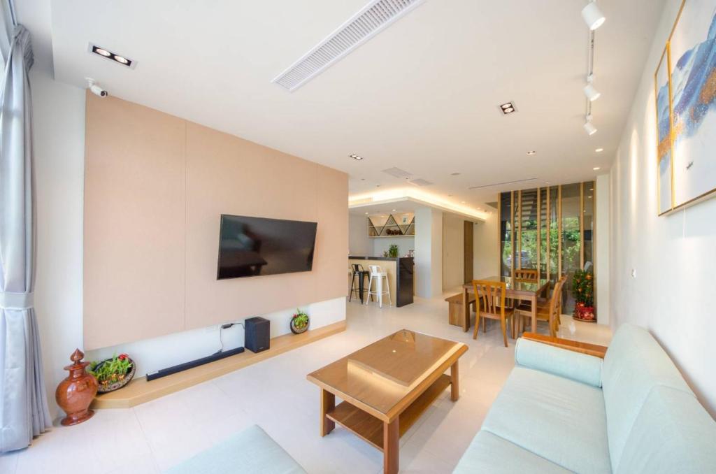 a living room with a couch and a table at 墾丁山風足跡 in Kenting