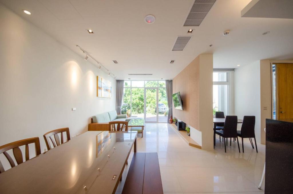 a living room with a long table and chairs at 墾丁山風足跡 in Kenting