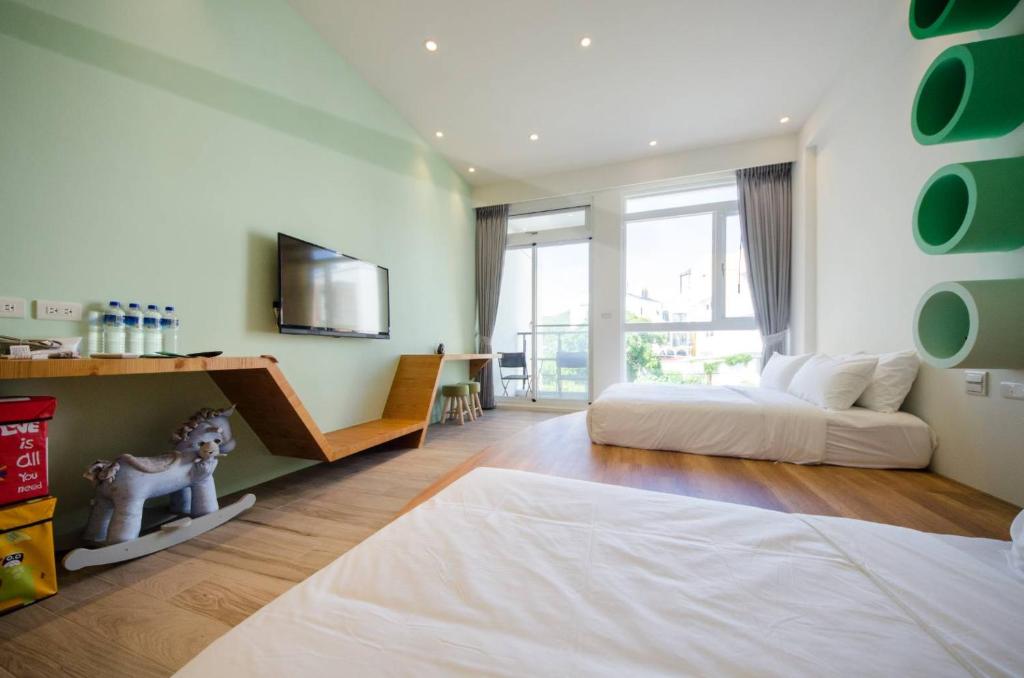 a bedroom with a bed and a television in it at 墾丁山風足跡 in Kenting