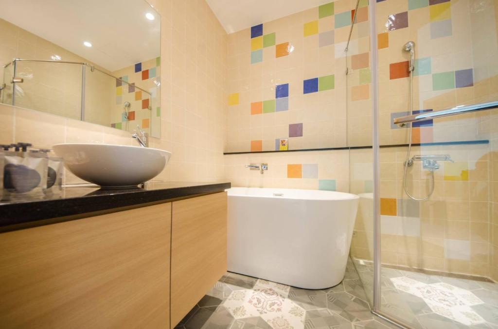 a bathroom with a sink and a glass shower at 墾丁山風足跡 in Kenting