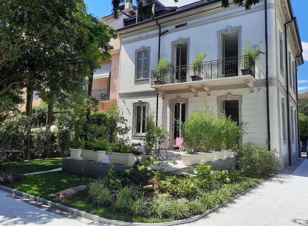 une maison avec un jardin en face dans l'établissement SantAgata bed&breakfast, à Côme