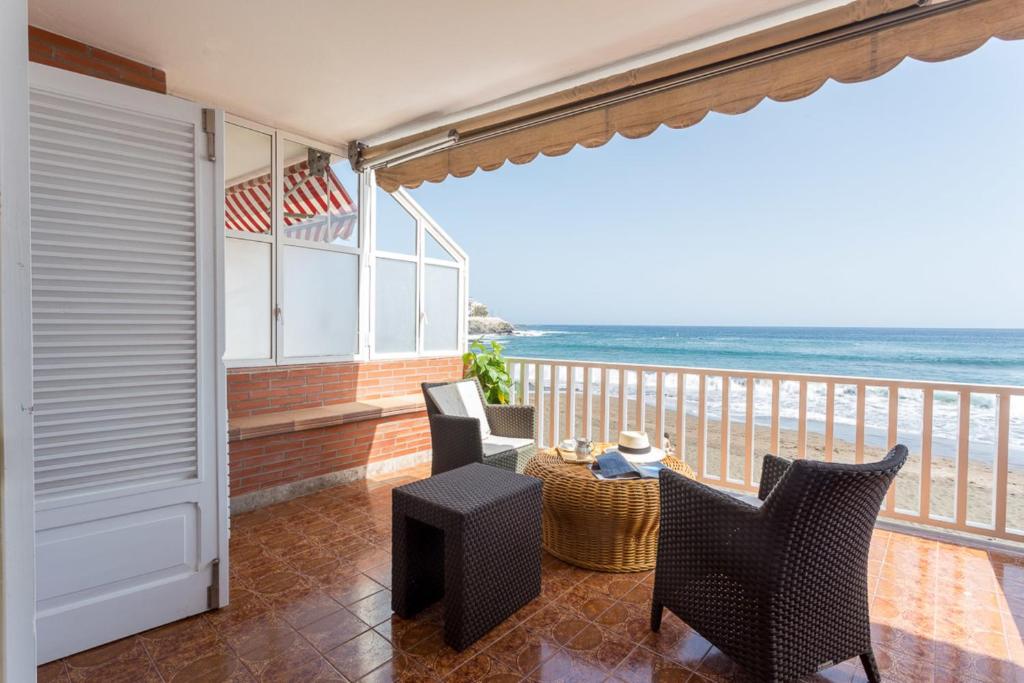 SalinetasにあるApartment with terrace on the beachfrontの海の景色を望むバルコニー(椅子付)