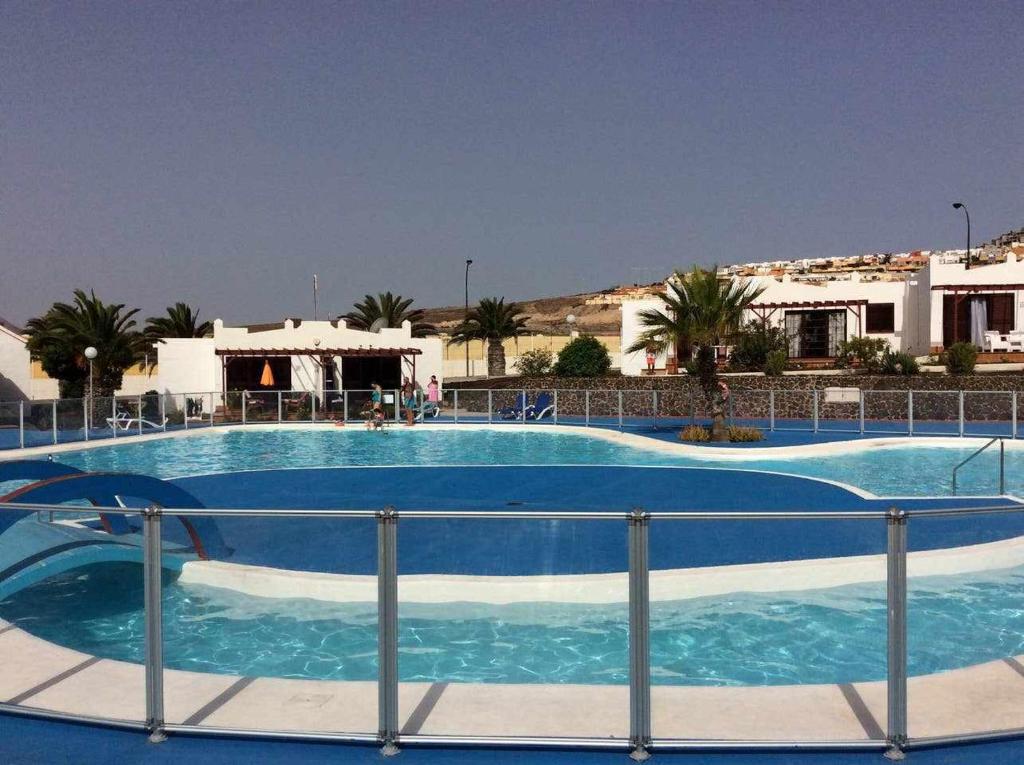 una grande piscina blu in un resort di Apartamento tranquilo Sun Beach a Caleta De Fuste