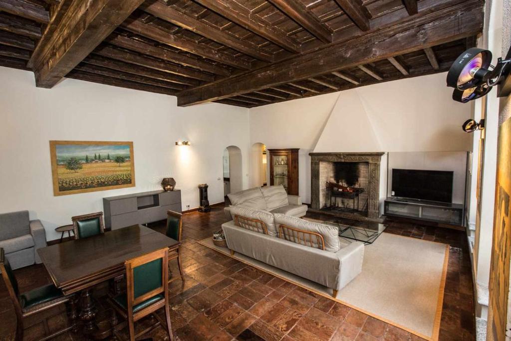 un soggiorno con divano e camino di Historical apartment in the center of Gravedona - Larihome A02 a Gravedona
