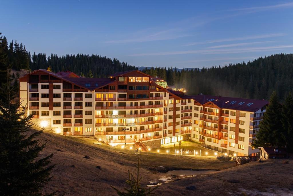 un gran edificio con luces en una montaña en Апартамент в апарт хотел Forest Nook- Пампорово, en Pamporovo