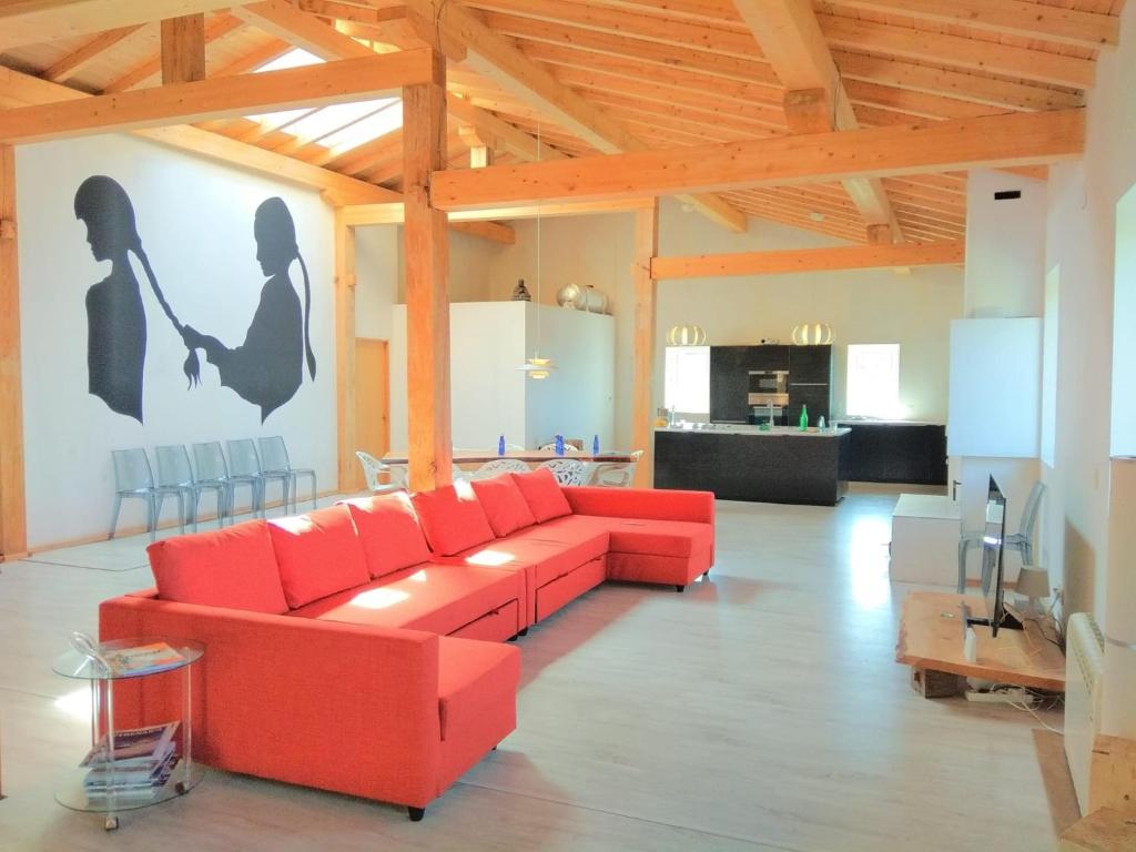 德巴的住宿－CHILL & ZEN - Caserío Itxaiz -，一间带红色沙发的客厅和一间厨房