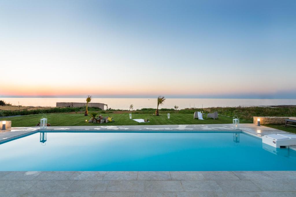Bazén v ubytování Beachfront Nymphes Aigli with Private Pool, Children Area & BBQ nebo v jeho okolí