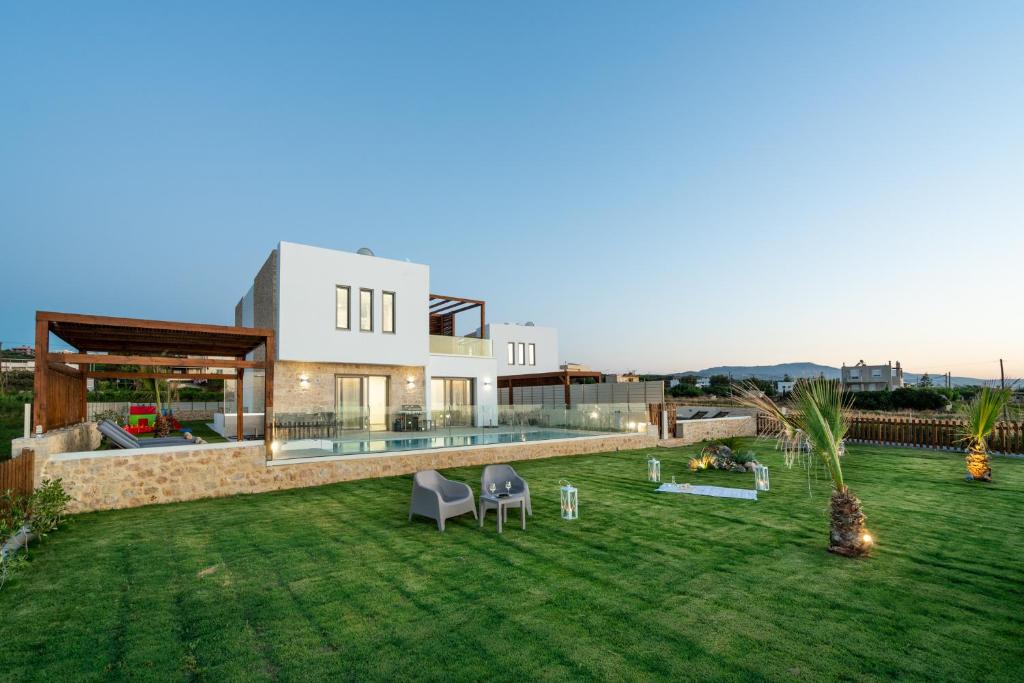 Zahrada ubytování Beachfront Nymphes Aigli with Private Pool, Children Area & BBQ