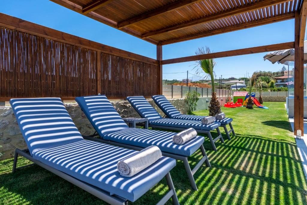 Zahrada ubytování Beachfront Nymphes Aigli with Private Pool, Children Area & BBQ