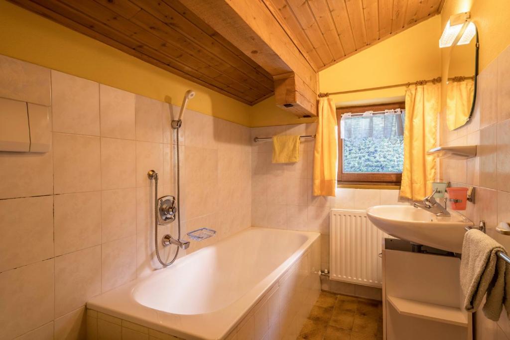 Koupelna v ubytování Untervernatsch Fewo Enzian