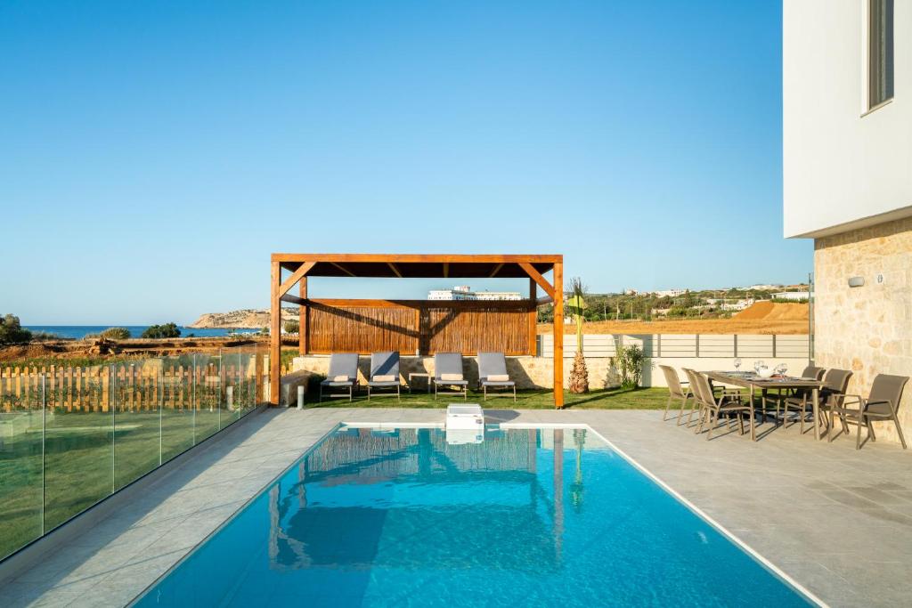 Bazén v ubytování Beachfront Nymphes Aigli with Private Pool, Children Area & BBQ nebo v jeho okolí