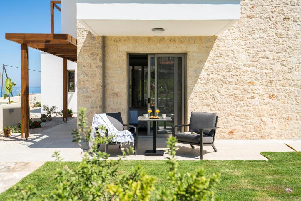 Patio nebo venkovní prostory v ubytování Beachfront Nymphes Aigli with Private Pool, Children Area & BBQ