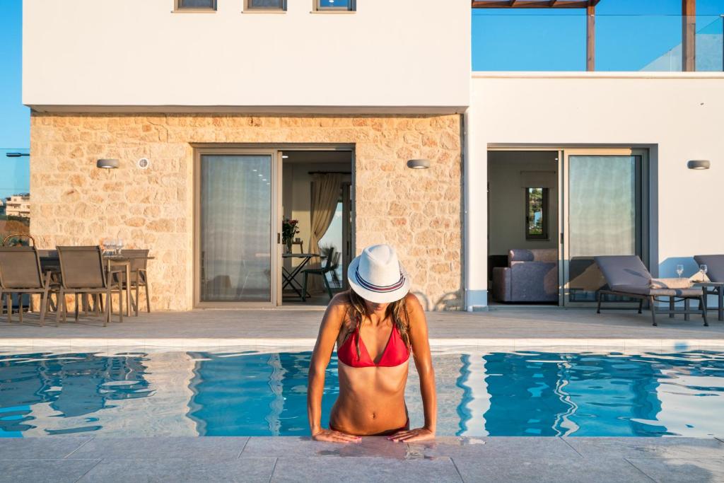 Bazén v ubytování Beachfront Nymphes Aigli with Private Pool, Children Area & BBQ nebo v jeho okolí