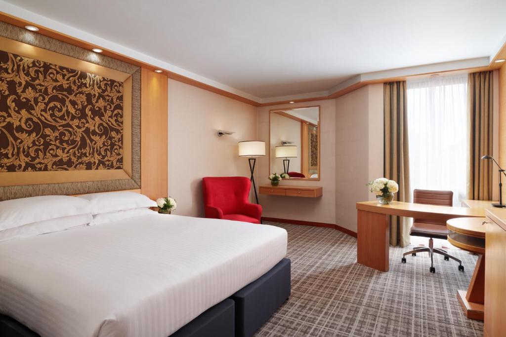 Postel nebo postele na pokoji v ubytování Millennium Hotel and Conference Centre Gloucester London