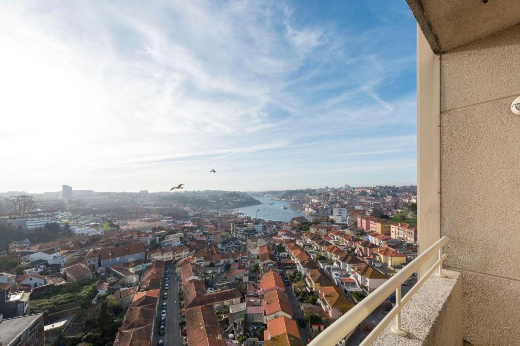 - Balcón con vistas a la ciudad en LovelyStay - 1BR Flat with Stunning Views over Porto, en Vila Nova de Gaia