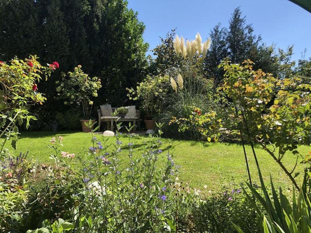 - un jardin avec un bouquet de fleurs et de plantes dans l'établissement Secret Garden, à Müllheim