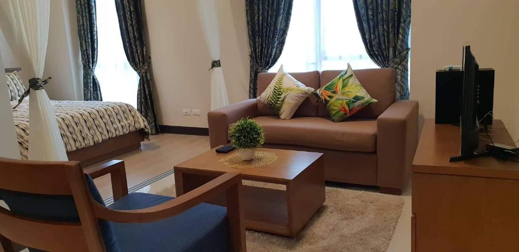 Χώρος καθιστικού στο Mactan Newtown Deluxe Island Breeze