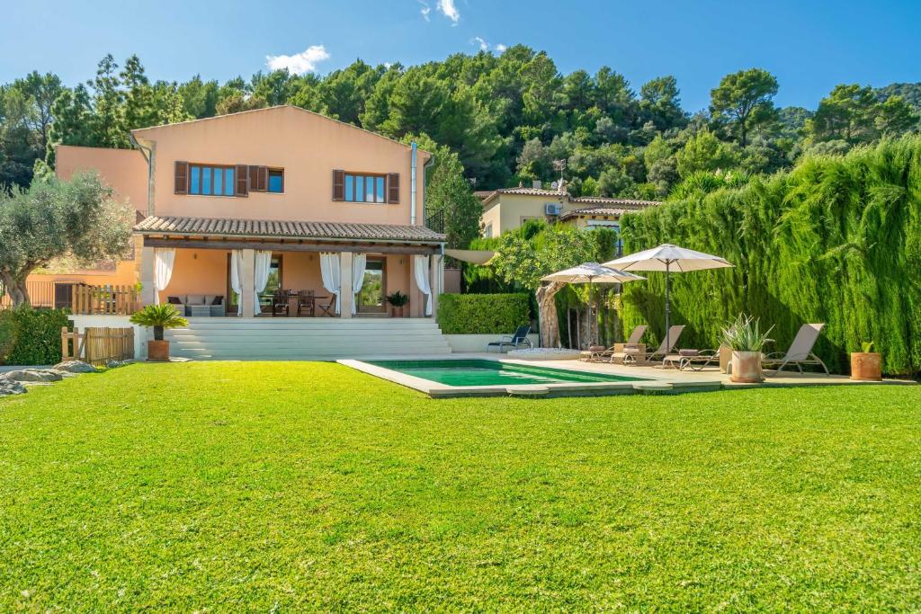 una casa con un patio con piscina en Sa Tanca de sa Nina, en Mancor del Valle