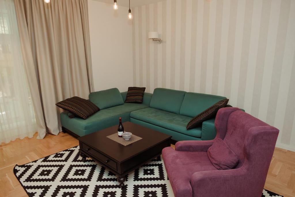 een woonkamer met een bank en 2 stoelen bij Opera 1 in Subotica