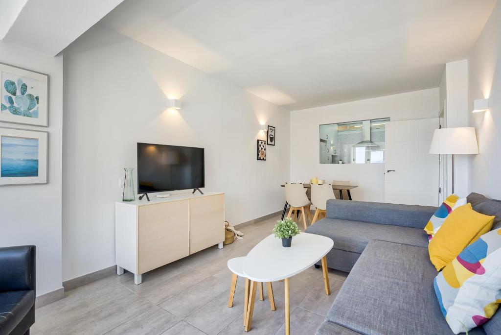 TV a/nebo společenská místnost v ubytování Sur Suites Perla 6